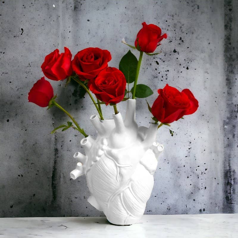 Resin Simulation Heart Shaped Vase: Black / Small (16.5cm H)