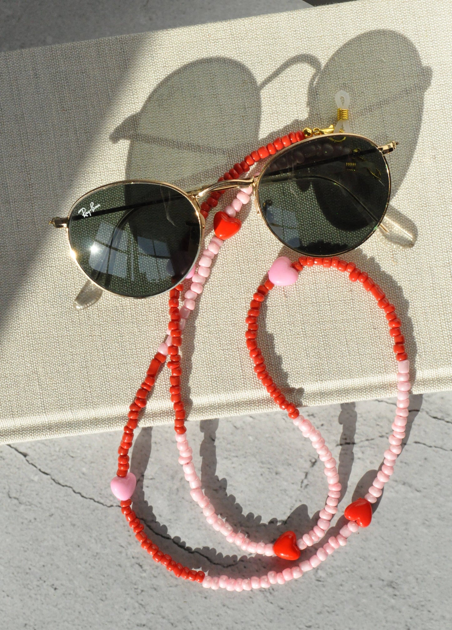 Hearts Red & Pink Glass Seed Beads Glasses Holder: Silver plated clasps