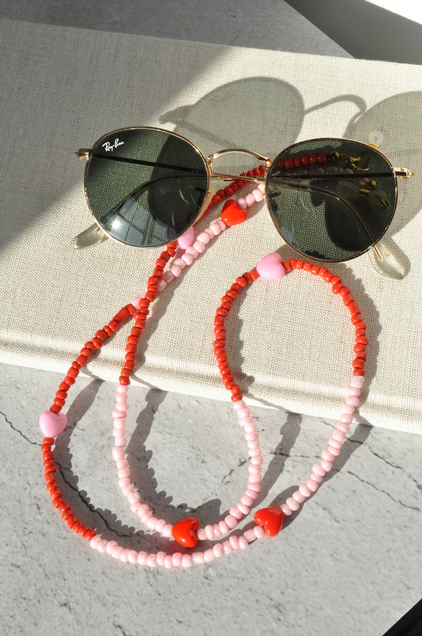 Hearts Red & Pink Glass Seed Beads Glasses Holder: Silver plated clasps