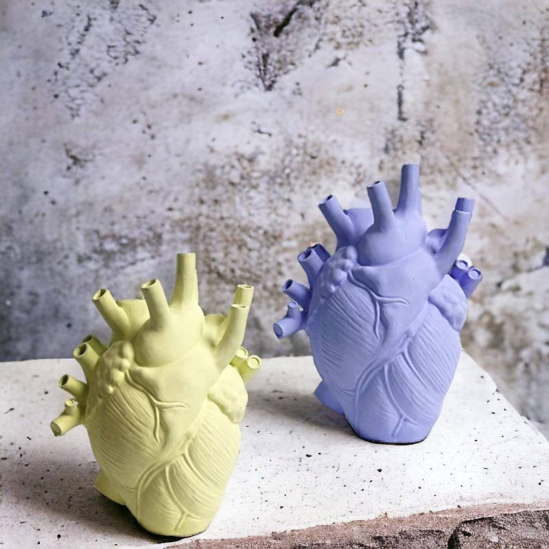 Resin Simulation Heart Shaped Vase: Black / Small (16.5cm H)