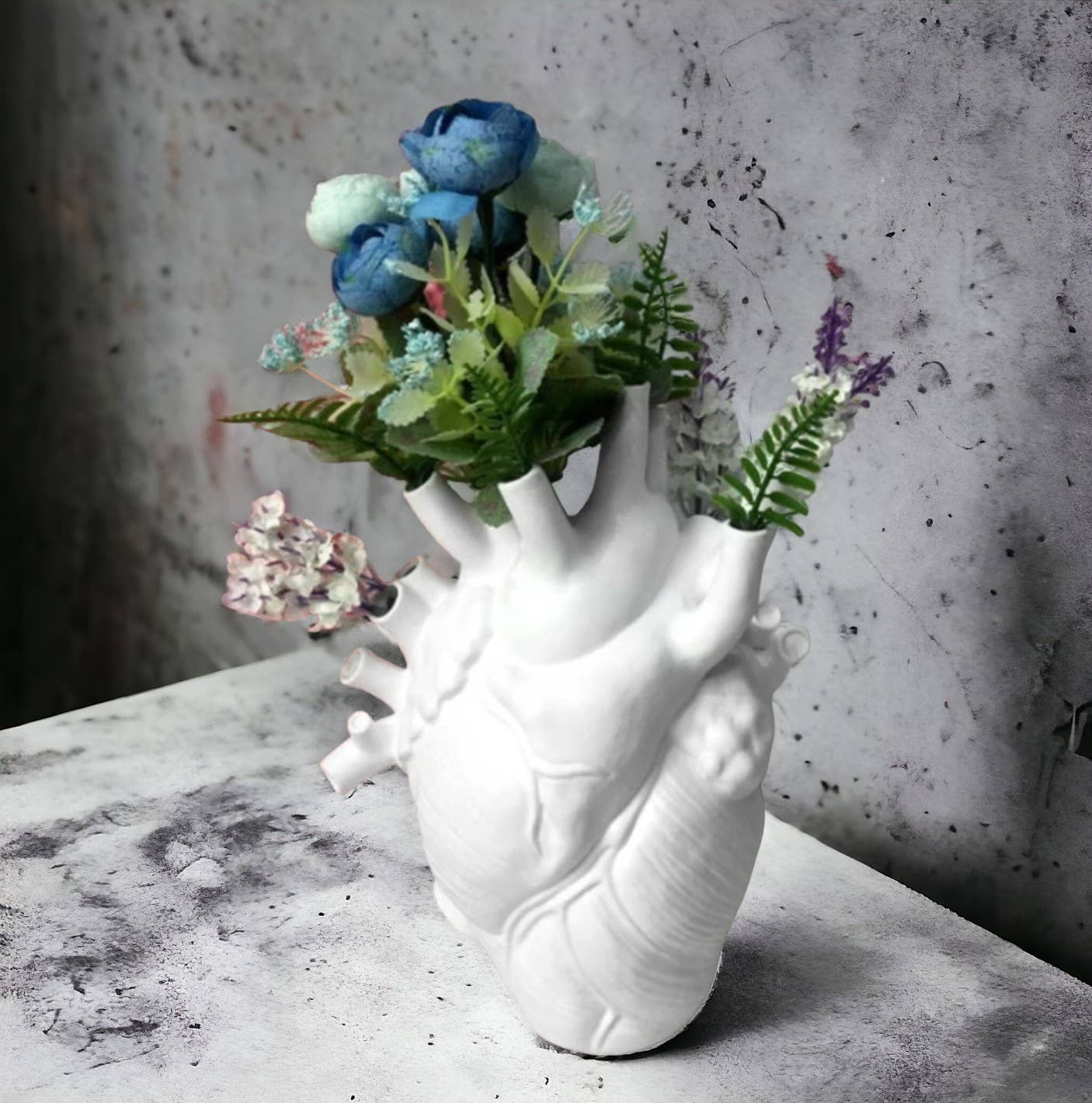 Resin Simulation Heart Shaped Vase: Black / Small (16.5cm H)