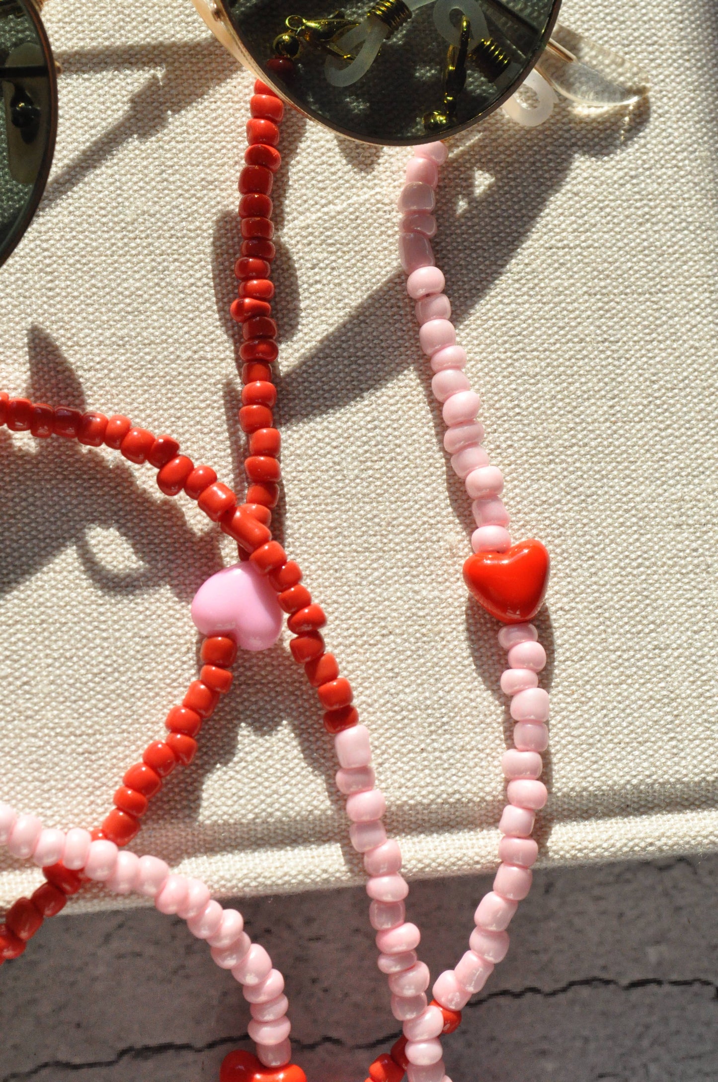 Hearts Red & Pink Glass Seed Beads Glasses Holder: Silver plated clasps
