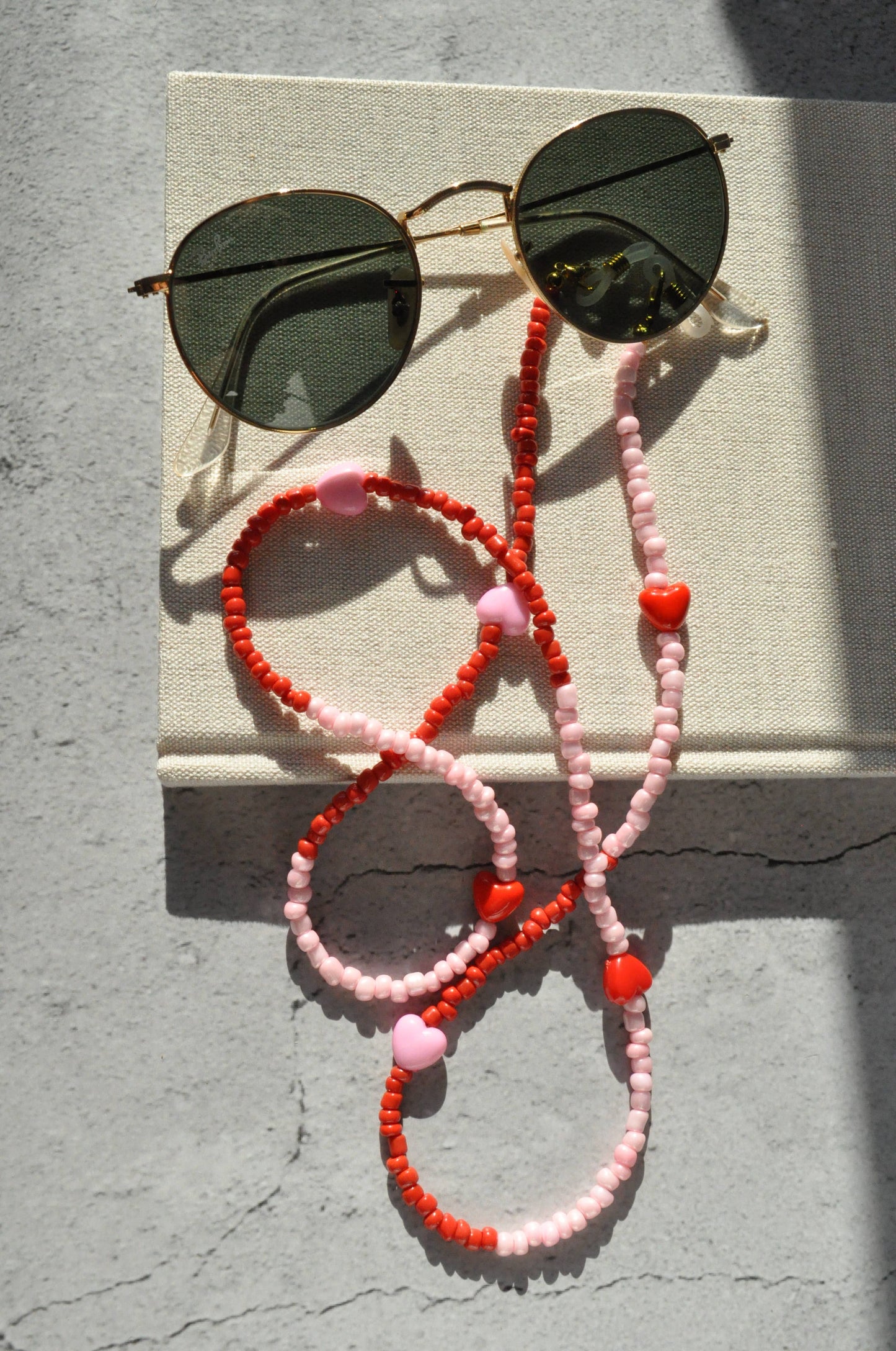 Hearts Red & Pink Glass Seed Beads Glasses Holder: Silver plated clasps