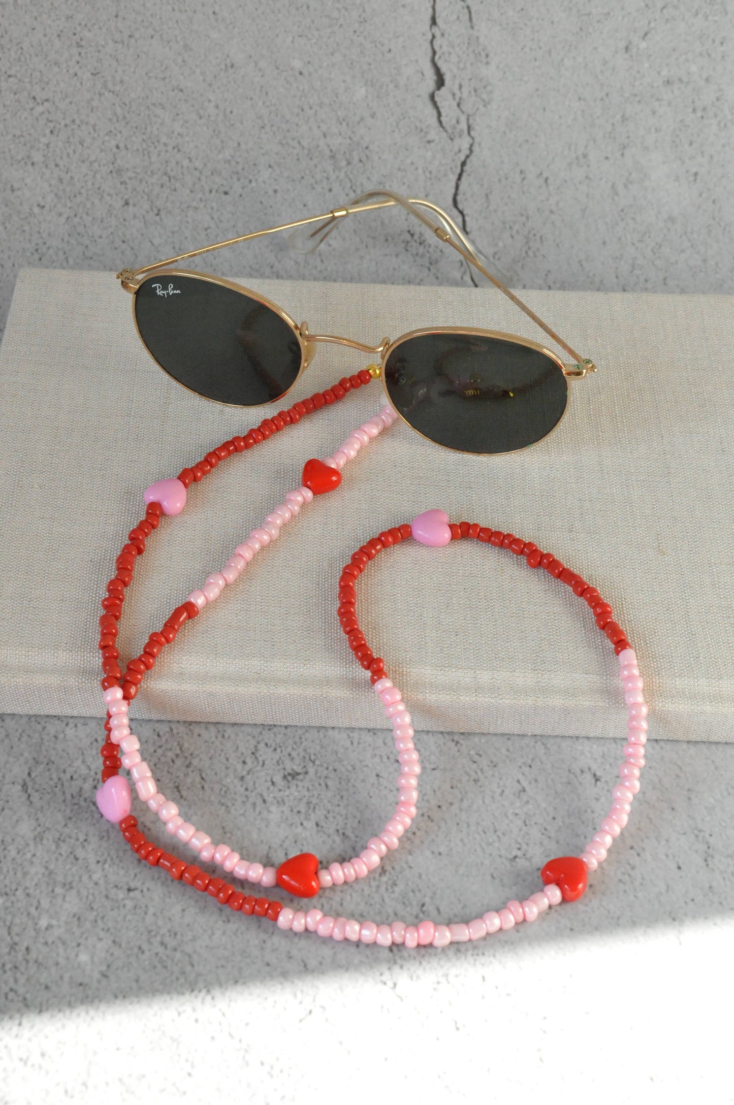 Hearts Red & Pink Glass Seed Beads Glasses Holder: Silver plated clasps
