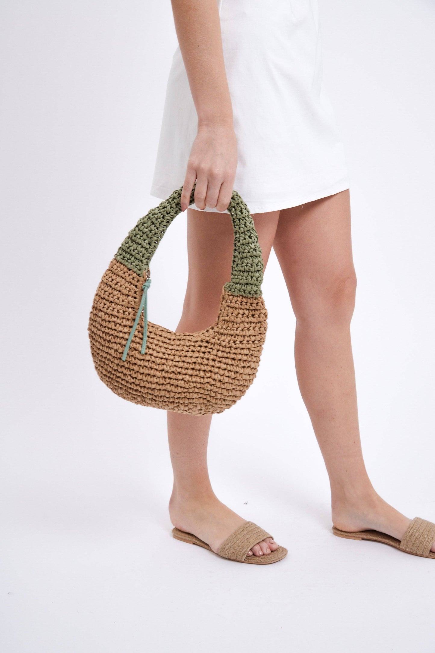 Round Straw Shoulder Bag with Green Handle: Brown