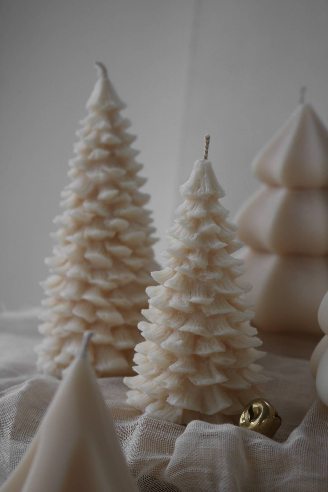 Traditional Pine Christmas tree candle: Natural/white / Large
