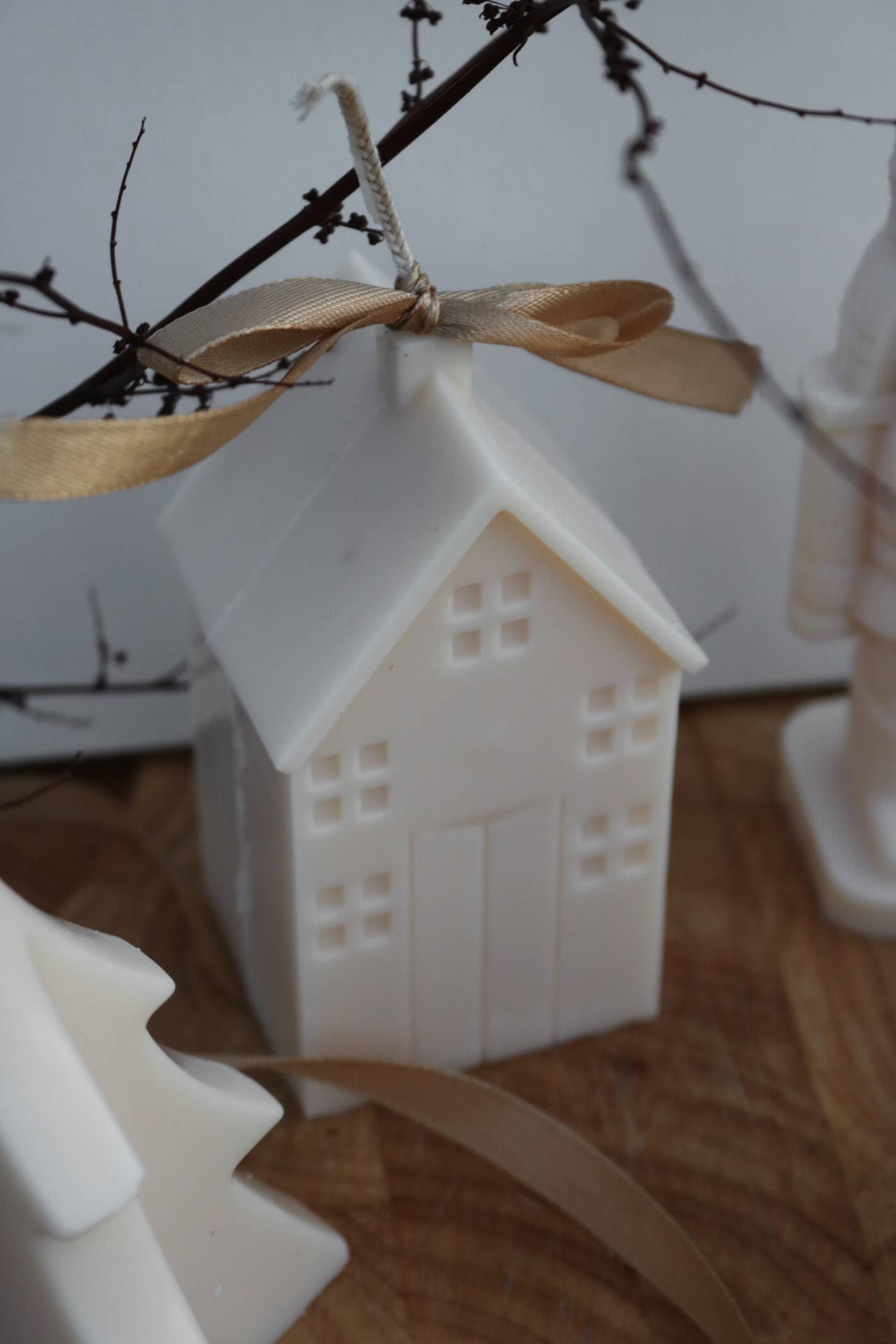 Cosy house candle: Natural/white